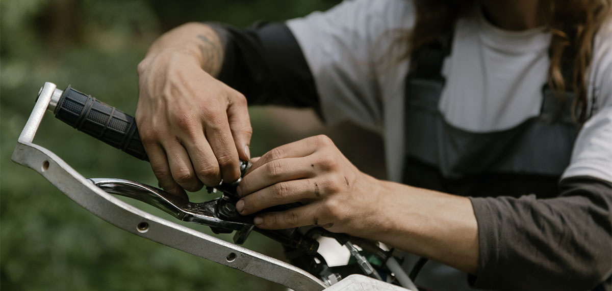Cómo reparar un pinchazo en la moto con tubeless